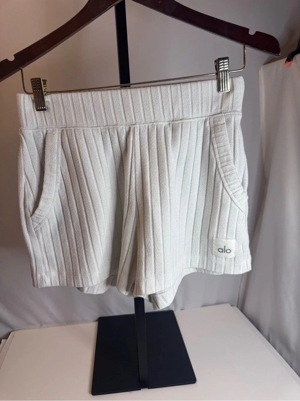 Alo Yoga Shorts Women’s Cream Ribbed Lounge Shorts size small